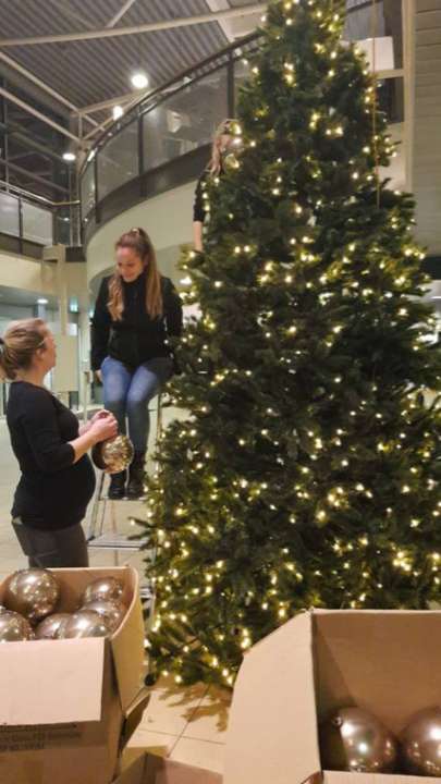 2e kerstboom wordt opgetuigd bij ziekenhuis Tjongerschans